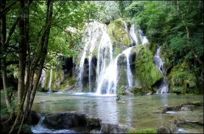 Le département du Jura ne touche pas :