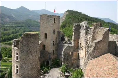 Le département des Hautes-Alpes n'est pas limitrophe de celui :