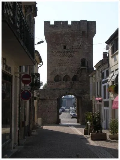 Quel département ne pouvez vous pas rejoindre sans passer par un autre si vous êtes dans celui de la Gironde ?