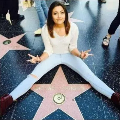 Paris est sur Hollywood Boulevard à côté de l'étoile de Michael Jackson, son père. Comment sont ses cheveux à ce moment-là ?