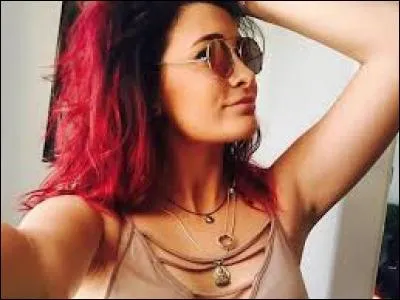 Paris prend la pose ! Quelle couleur s'est-elle faîte sur cette photo ?