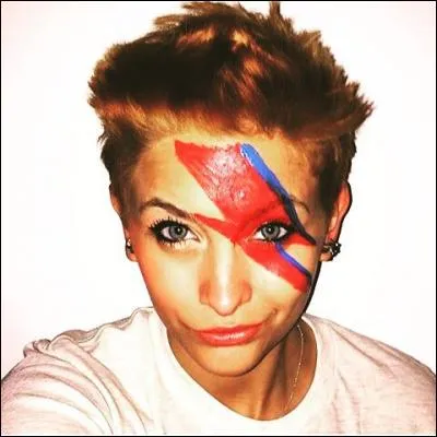 À qui rend hommage sa plus récente coiffure faîte il y a quelques jours (quiz de février 2016) ?