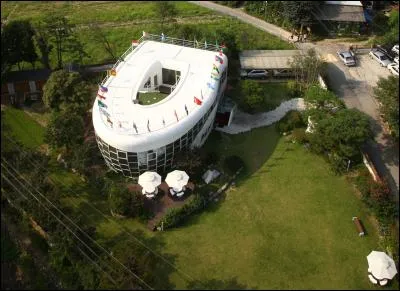 Quel objet la forme de cette maison représente-t-elle ?