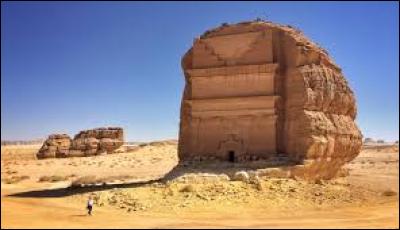 Au milieu du désert saoudien, vous pourrez y admirer cet édifice inachevé qui est taillé dans la roche, il s'agit...