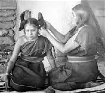 Chez les Indiens Hopis d'Amérique du Nord, une fille ne devient femme qu'après 4 jours d'isolement dans la maison d'une tante, où elle s'occupe à broyer des céréales.