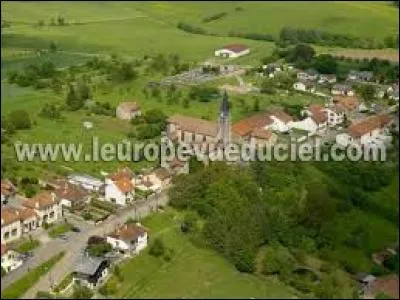 Nous survolons le village Meurthe-et-Mosellan de Brin-sur-Seille. Nous sommes dans le ciel de la nouvelle région ...