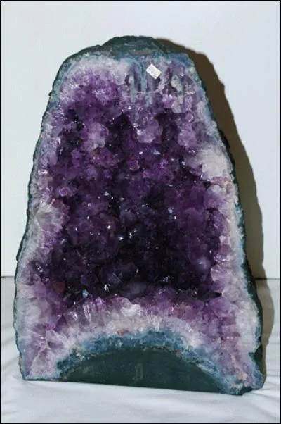 En lithothérapie, "l'améthyste", cristal de quartz de teinte violette, a des vertus apaisantes et purifiantes.