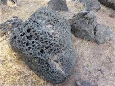 Une lame peut être aiguisée avec des roches volcaniques.