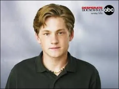 Quel âge a Zachary Young ?