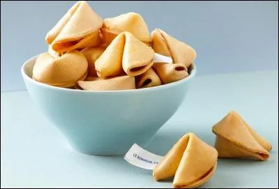 Que peut-on lire sur le petit morceau de papier généralement inséré dans le biscuit chinois ?