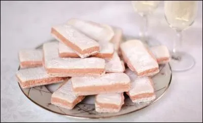 De quelle ville ce biscuit rose est-il une spécialité ?