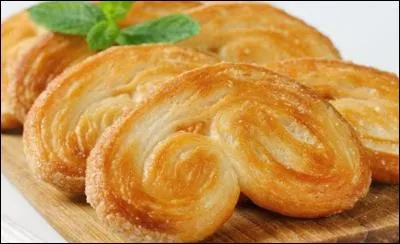 Gâteau sec à base de pâte feuilletée, largement saupoudrée de sucre qui caramélise à la cuisson :