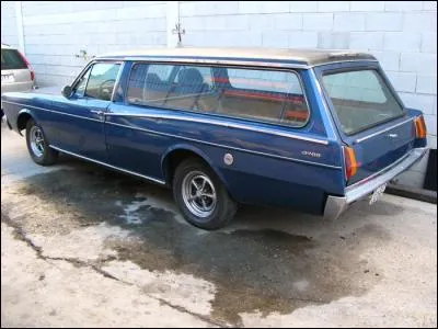 1977 - Un corbillard pour des funérailles à moins de 2 000 , ça se fête ! Où a-t-on bien pu imaginer cette Dodge 3700 GT "Funeral" ?