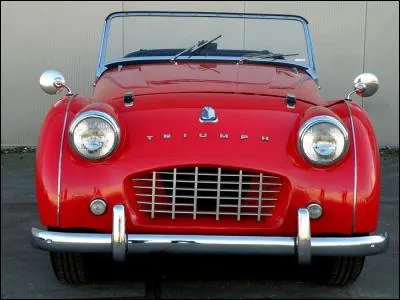 1958 - Je ne sais pas si cette Triumph a une "grande bouche" (si elle consomme beaucoup), mais il vous en coûtera au moins 14 000  pour l'acquérir ! Quel est son surnom d'époque ?