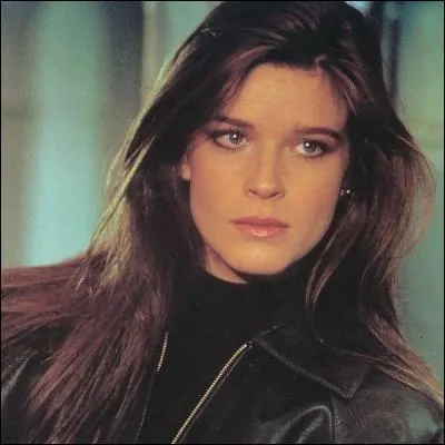 « Et j'vis comme une boule de flipper qui roule avec les oreillers du cur en boule » est une mélodie entendue en été 1986. Comment s'appelle cette chanteuse ?