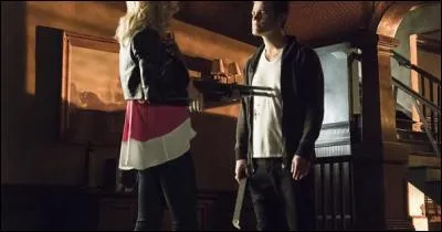 Dans quelle saison Caroline Forbes n'a-t-elle plus d'humanité ?