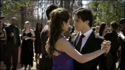 Dans l'épisode 19 de la saison 1, sur quoi Damon et Elena dansent-ils ?