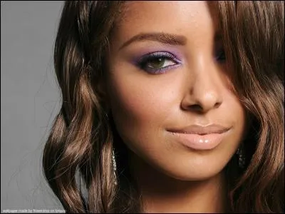 Qui est l'actrice qui joue le rôle de Bonnie Bennett ?