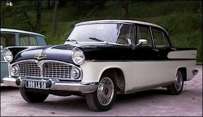 Grande routière, modèle haut de gamme de Simca, produite à Poissy entre 1957 et 1961. C'est :