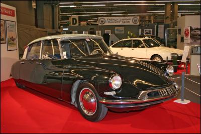 Vedette du salon de l'automobile de Paris en 1955, cette voiture mythique a été produite par Citroën jusqu'en 1975. C'est :