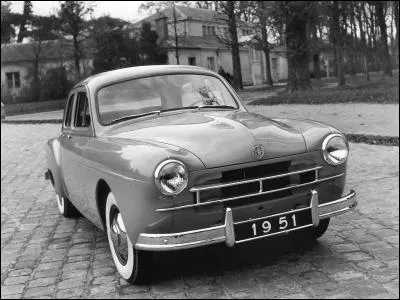 Berline routière produite par Renault entre 1951 et 1960. C'est :