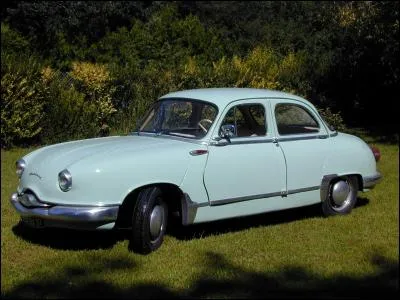 Berline familiale de Panhard, produite entre 1954 et 1959 et remplacée ensuite par la PL 17.C'est :