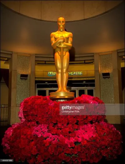 Chaque Oscar est fabriqué d'un alliage de...et....et est recouvert d'une fine couche...de 24 carats. (Remplir les pointillés)