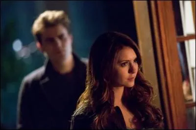 Qui est de nouveau avec Stefan ?