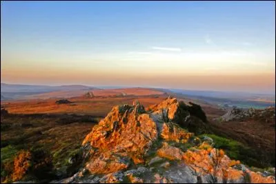 Quels monts bretons sont de véritables blocs de granit ?