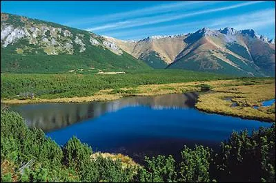 Dans quel pays se trouve le point culminant des Carpates ?