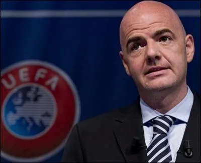 Gianni Infantino, Italo-suisse, est le nouveau Président de la FIFA. Quel métier a-t-il exercé précédemment ?