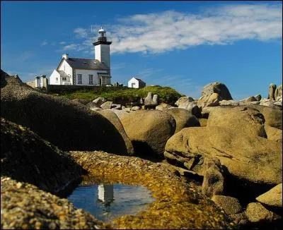 Construit en 1869, le phare de Pontusval situé à la pointe de Beg-Pol à Brignogan-Plage (Finistère) fait actuellement l'actualité. Pourquoi ?