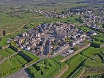 Nous partons dans le ciel Ardennais. Nous survolons Rocroi, ville fortifiée par Vauban et située dans la nouvelle région ...