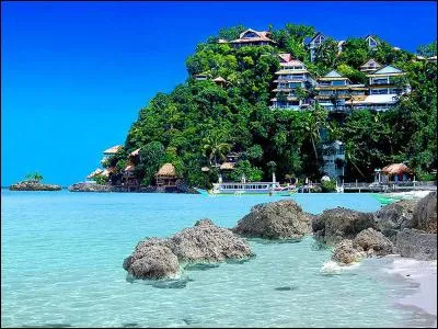 Manuscrit sur parchemin dont on a fait disparaître l'écriture, pour écrire de nouveau !