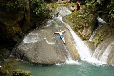 Les cascades d'Erawan sont parmi les plus belles de Thaïlande. Elles comptent sept niveaux. Saurez-vous reconnaître celui-ci ?