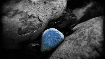 La photo n'est que décorative. Laquelle de ces pierres est toujours de couleur bleue ?