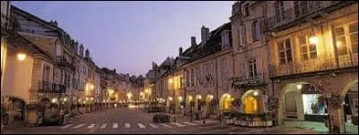 Lons-le-Saulnier est une cité au riche patrimoine, avec ses thermes Lédonia, ses salines et sa tour de l'Horloge du XVIIIe siècle. Comment appelle-t-on ses habitants ?