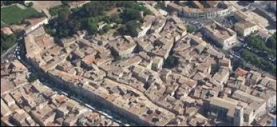 Les spécialités de Pézenas sont le petit pâté et les berlingots, et ses habitants sont...