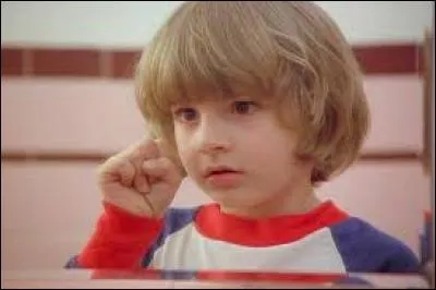 Cet enfant-là est peut-être plus terrifiant encore que son père, avec sa façon de parler à son ami imaginaire très sérieusement, en levant un doigt pour le figurer. Danny, c'est son nom, a un don très particulier, lequel  ?