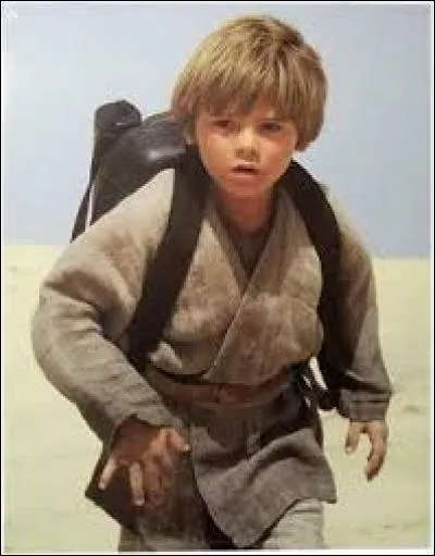 Cet enfant-là est, j'ose le dire, une totale erreur de casting. Alors qu'on souhaitait s'attacher à son personnage, pour en comprendre tout le mystère, on s'est retrouvé face à un insupportable gamin. Qui est cet enfant ?