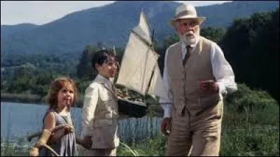 Cette enfant est en fait l'héroïne du film, ce que l'on comprend à la toute fin. Elle vit comme une petite sauvageonne dans la campagne, avec un père irresponsable mais au grand cur, et son copain de la ville. Quel est ce film ?
