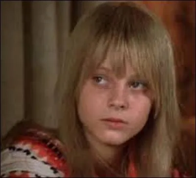 Cette enfant a un père auteur et artiste, et tient sa maison car il se consacre à son travail. C'est du moins ce que l'on croît. Très mûre pour son âge, elle va devoir faire face à beaucoup d'hostilité, et un grand danger de la part de la propriétaire de la maison et de son fils. Quel est ce film ?