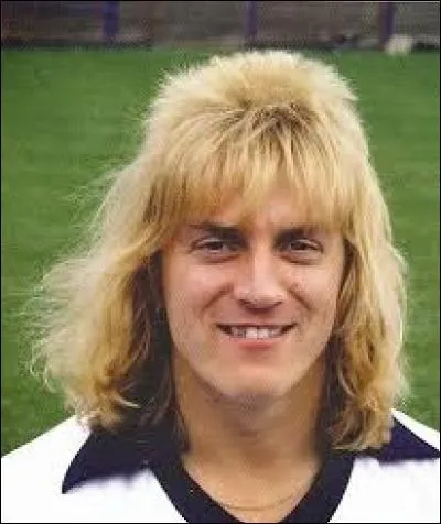 Quel adjectif utilise-t-on pour faire référence à ce qui est relatif au cheveu ?