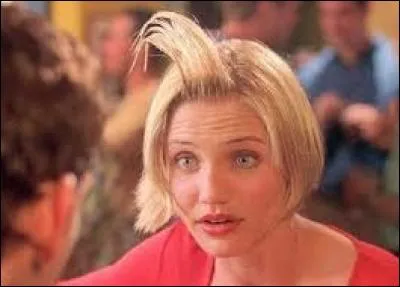 Dans cette scène du film "Mary à tout prix", quelle substance prise pour du gel, le personnage incarné par Cameron Diaz utilise-t-il pour fixer sa mèche de cheveux ?