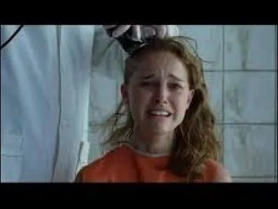 Dans quel long-métrage, la comédienne Natalie Portman a-t-elle sacrifié sa belle chevelure en passant à la tondeuse ?