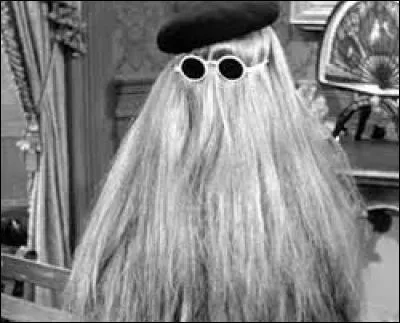 Quel est le nom de ce membre de la Famille Adams, étrange et énorme touffe de cheveux ambulante ?