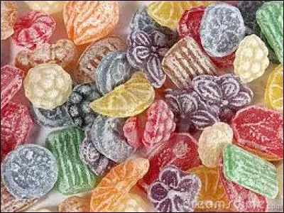 Dans cet assortiment de bonbons à tous les parfums, à quel parfum sont les petites fleurs de couleur mauve  ?