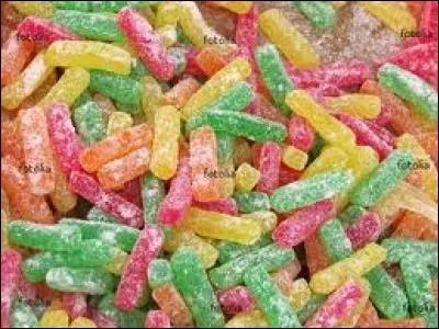 Ces bonbons gélifiés couverts de sucre sont nommés frites, en raison de leur forme. Quelle est leur particularité  ?