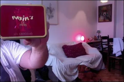 Voici la boîte de chocolats de chez Maxim's, une boîte ( 13cm de large par 10cm) qui contient 75 grammes de chocolat divisés en...(remplir les pointillés)