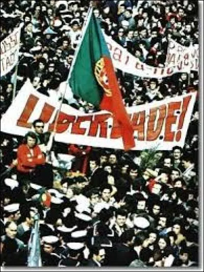 Comment s'appelle la révolution qui a eu lieu en avril 1974 ?